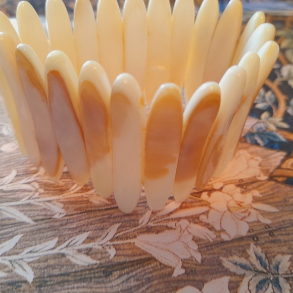 White Mother Of Pearl  Color Shell  Strestchy Bracelet - Picture 10 of 11